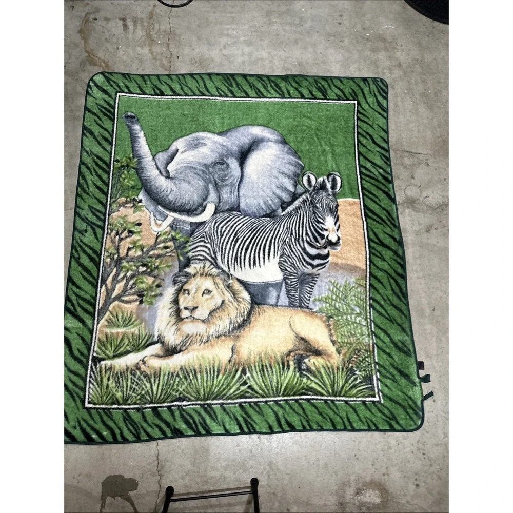 Olefin Reversible Blanket Green Size 88x78' Jungle Safari 1980s VINTAGE Acrylic